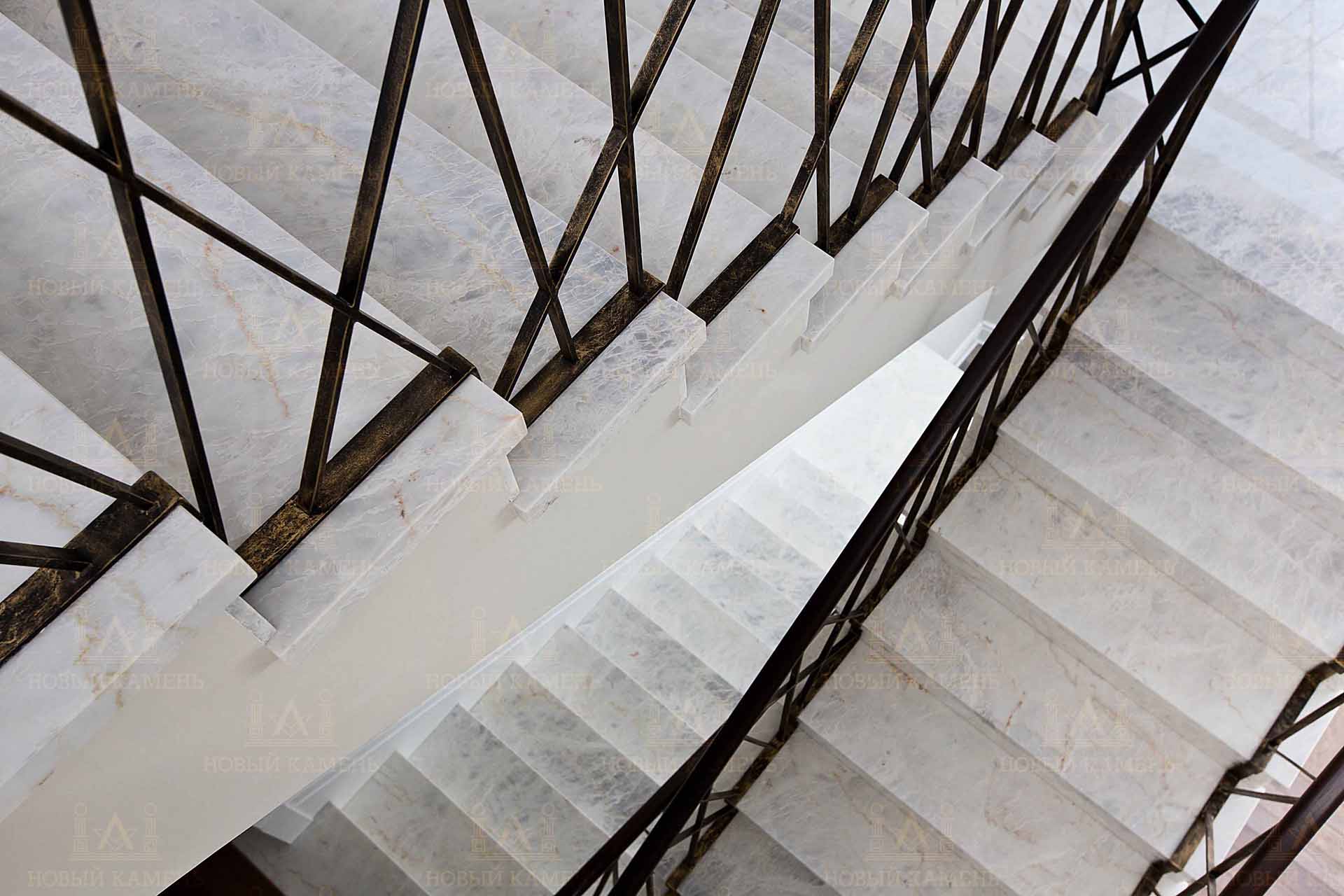 лестница Skyros Sky с металлическими поручнями